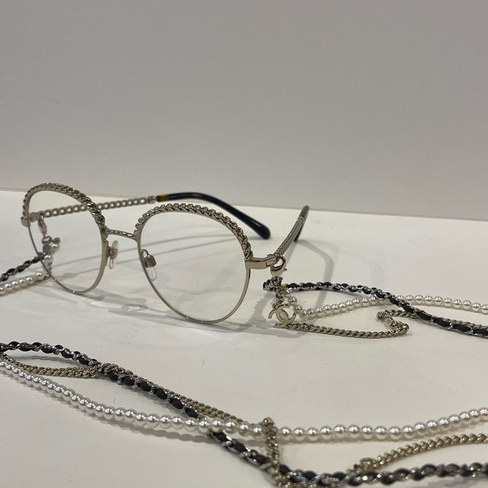 Chanel 4242 classic chain frame.